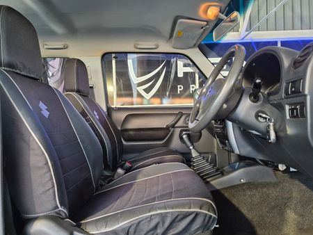 2011-Suzuki-Jimny-13_19
