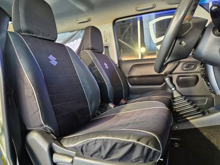 2011-Suzuki-Jimny-13_27
