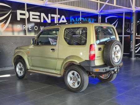 2011-Suzuki-Jimny-13_5