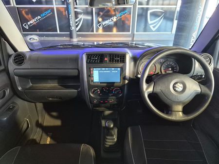 2011-Suzuki-Jimny-13_8