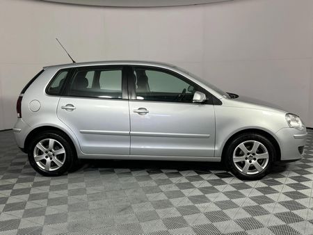 2010-Volkswagen-Polo-16-Comfortline-5-dr_16