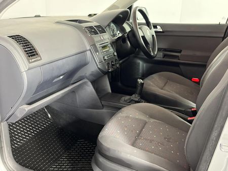 2010-Volkswagen-Polo-16-Comfortline-5-dr_8
