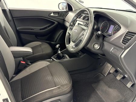 2020-Hyundai-i20-14-Fluid_9