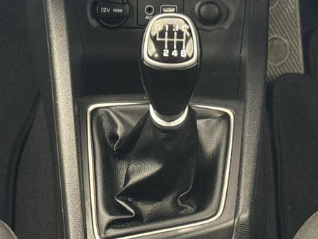 2020-Hyundai-i20-14-Fluid_10