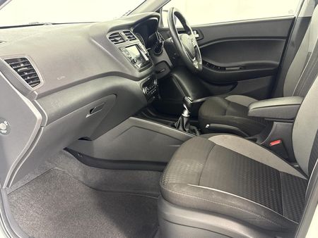 2020-Hyundai-i20-14-Fluid_8