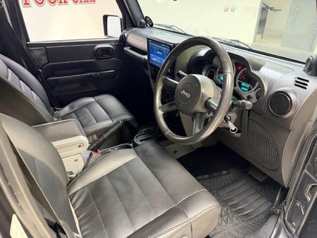 2010-Jeep-Wrangler-Unlimited-38-Rubicon-Auto_5