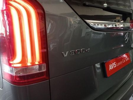 2024-Mercedes-Benz-V-Class-V-300d-Exclusive_19
