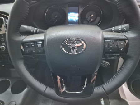 2025-Toyota-Hilux-28-GD-6-Raised-Body-Legend-Auto-Double-Cab_15