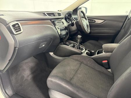2017-Nissan-Qashqai-12T-Visia_8