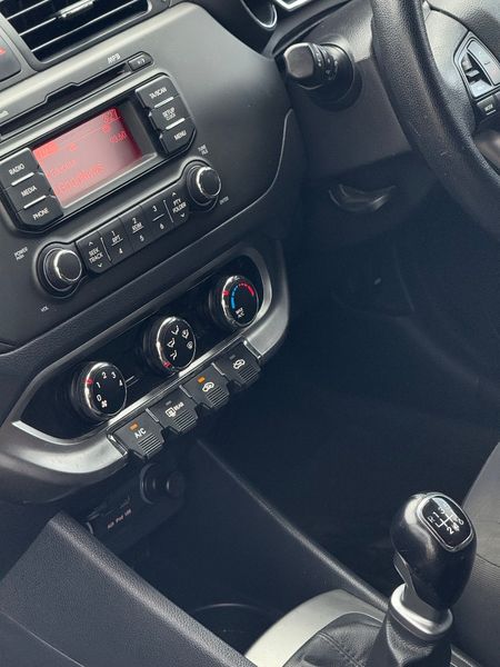 2014-Kia-Rio-12-5-dr_9