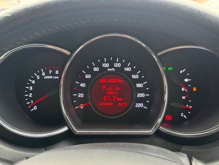 2014-Kia-Rio-12-5-dr_10