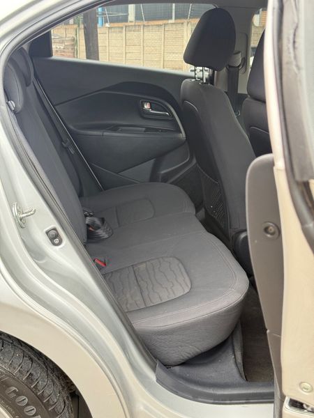 2014-Kia-Rio-12-5-dr_13