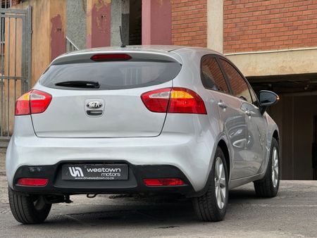 2014-Kia-Rio-12-5-dr_3