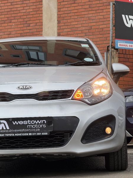 2014-Kia-Rio-12-5-dr_6