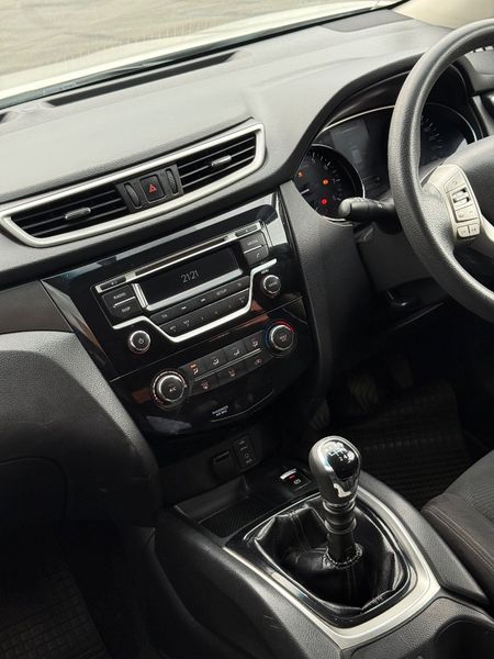 2016-Nissan-X-Trail-20-XE_10
