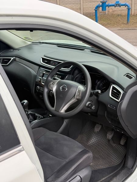 2016-Nissan-X-Trail-20-XE_15