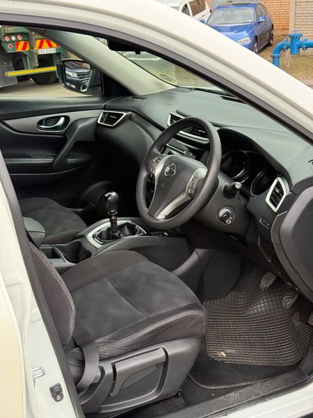 2016-Nissan-X-Trail-20-XE_16
