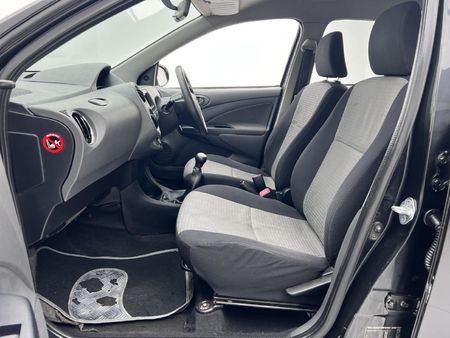 2013-Toyota-Etios-15-XS-5-dr_6