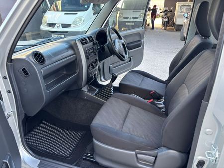 2014-Suzuki-Jimny-13_8