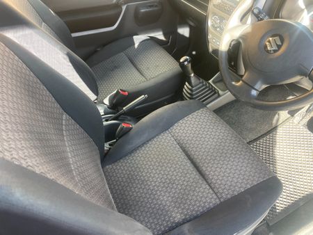 2012-Suzuki-Jimny-13_5