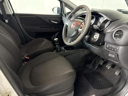 2013-Fiat-Punto-14-Easy_9