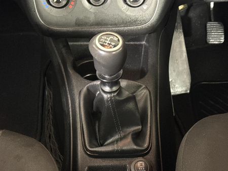 2013-Fiat-Punto-14-Easy_10