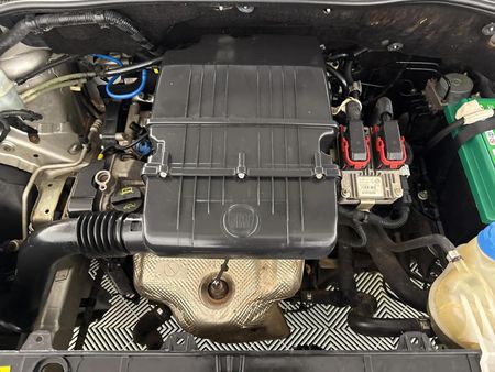 2013-Fiat-Punto-14-Easy_13