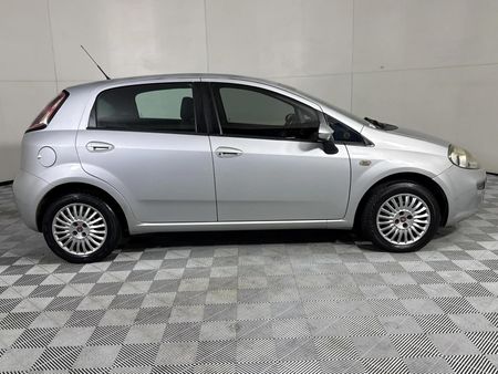 2013-Fiat-Punto-14-Easy_17