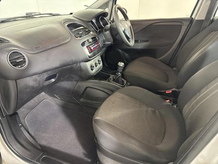 2013-Fiat-Punto-14-Easy_8