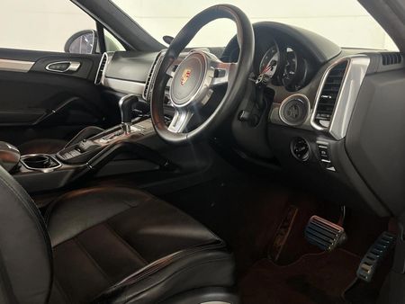 2013-Porsche-Cayenne-GTS-Auto_9