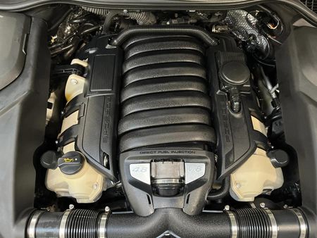 2013-Porsche-Cayenne-GTS-Auto_12