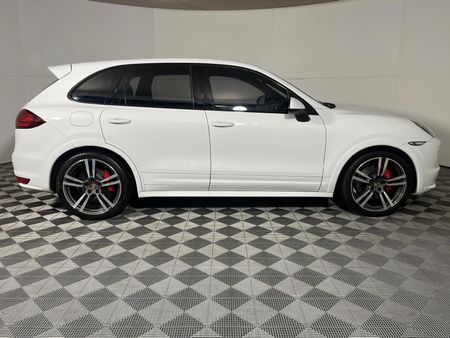 2013-Porsche-Cayenne-GTS-Auto_16