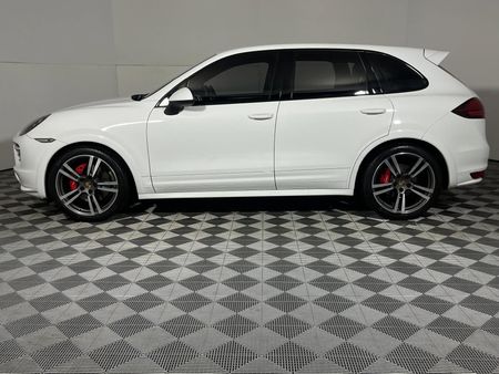 2013-Porsche-Cayenne-GTS-Auto_18