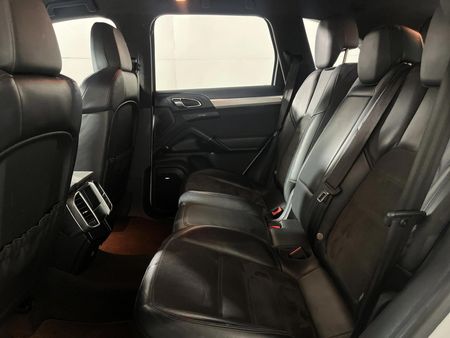 2013-Porsche-Cayenne-GTS-Auto_3