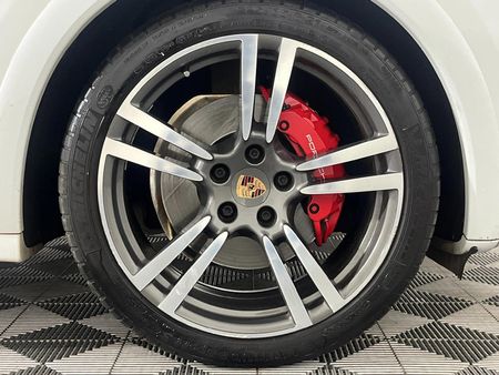 2013-Porsche-Cayenne-GTS-Auto_5