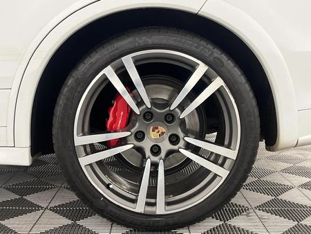 2013-Porsche-Cayenne-GTS-Auto_6