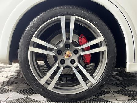 2013-Porsche-Cayenne-GTS-Auto_7