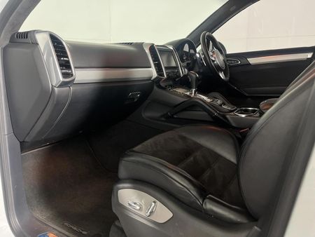 2013-Porsche-Cayenne-GTS-Auto_8