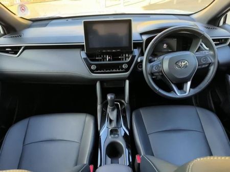 2025-Toyota-Corolla-Cross-18-XS_17