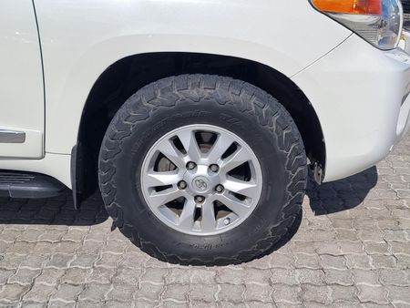 2015-Toyota-Land-Cruiser-200-45-D-V8-VX-Auto_7