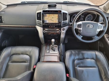 2015-Toyota-Land-Cruiser-200-45-D-V8-VX-Auto_8