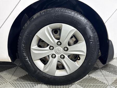 2013-Hyundai-Elantra-16-GLS-Premium_4