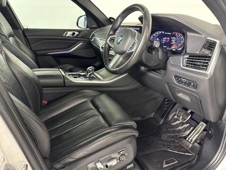 2020-BMW-X5-M50i_9