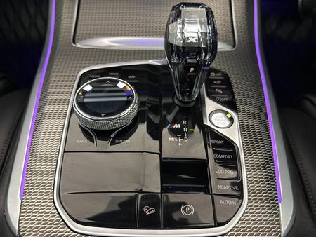 2020-BMW-X5-M50i_10