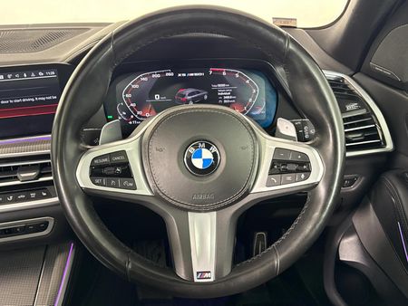 2020-BMW-X5-M50i_11