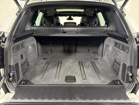2020-BMW-X5-M50i_13