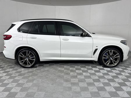 2020-BMW-X5-M50i_16