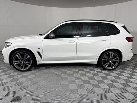 2020-BMW-X5-M50i_18