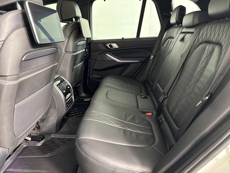 2020-BMW-X5-M50i_3