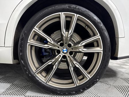 2020-BMW-X5-M50i_6